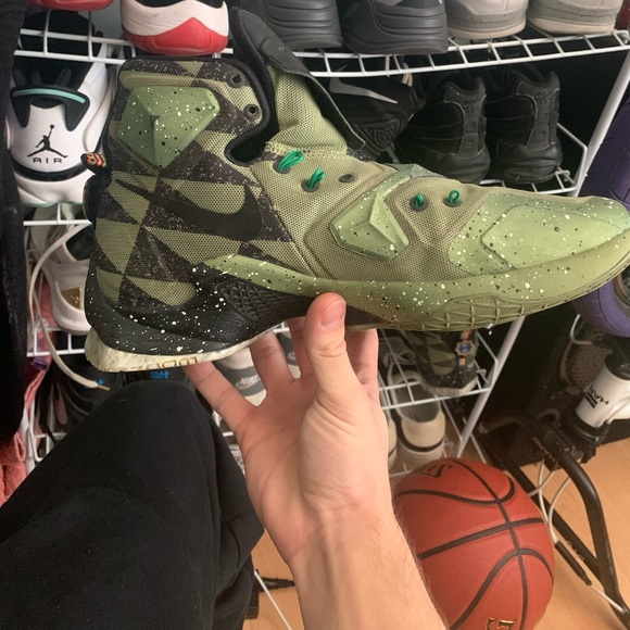 Lebron James shoes - Picture 3 of 5